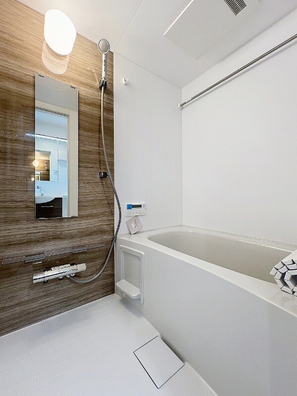 物件内観写真5　(追い焚き機能、浴室乾燥機付きバス。)