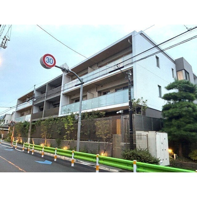 物件外観写真1　(鉄筋コンクリート造のがっちりとした建物。)