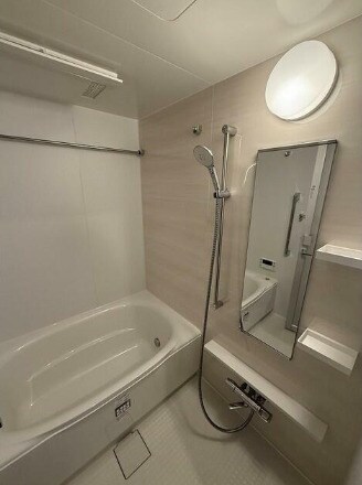 物件内観写真4　(追い焚き機能、浴室乾燥機付きバス。)