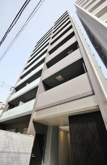 物件外観写真1　(鉄筋コンクリート造のがっちりとした建物。)