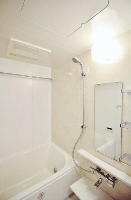物件内観写真5　(追い焚き機能、浴室乾燥機付きバス。)