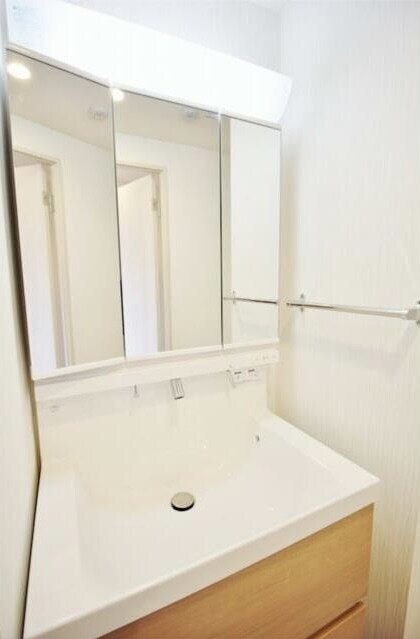 物件内観写真6　(嬉しい独立洗面台付き。)