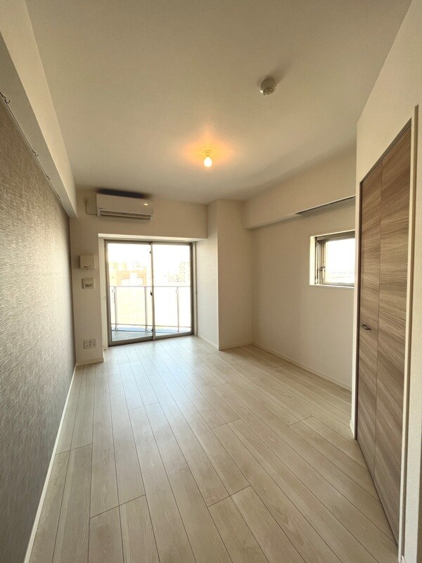 物件内観写真3　(8.5帖のきれいな洋室。)