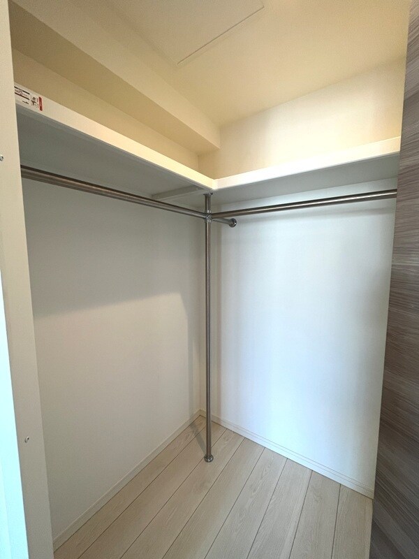 物件内観写真8　(ウォークインクローゼット完備。)