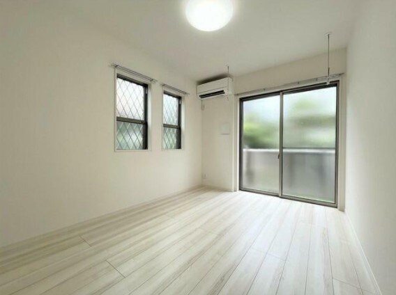 物件内観写真3　(明るい洋室！)