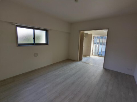 物件内観写真3　(14.6帖のきれいな洋室。)