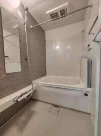 物件内観写真4　(追い焚き機能、浴室乾燥機付きバス。)