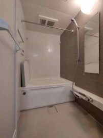 物件内観写真4　(追い焚き機能、浴室乾燥機付きバス。)