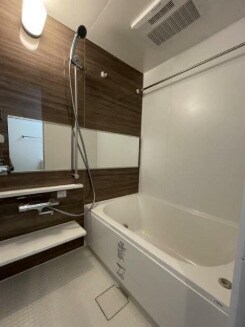 物件内観写真5　(追い焚き機能、浴室乾燥機付きバス。)