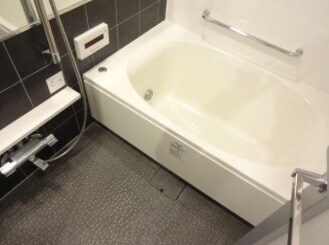 物件内観写真5　(追い焚き機能、浴室乾燥機付きバス。)