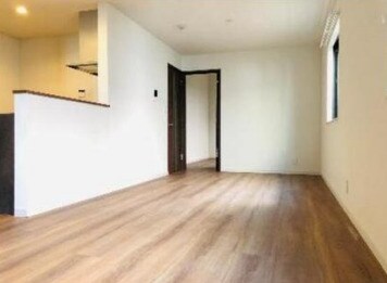 物件内観写真2　(明るい洋室！)