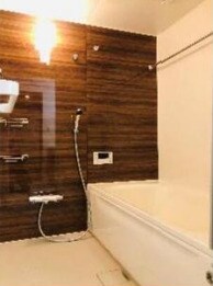 物件内観写真4　(追い焚き機能、浴室乾燥機付きバス。)