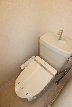 物件内観写真5　(温水洗浄便座。)