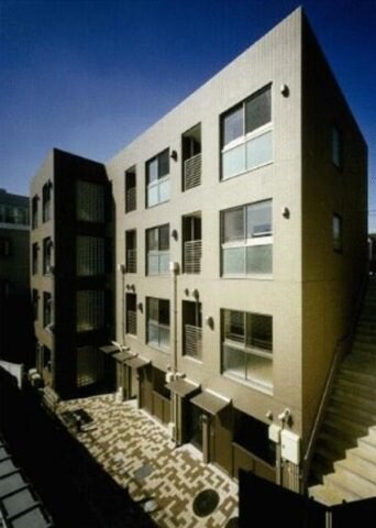 物件外観写真1　(鉄筋コンクリート造のがっちりとした建物。)