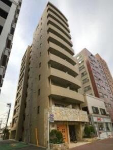 物件外観写真1　(鉄骨鉄筋コンクリート造のがっちりとした建物。)