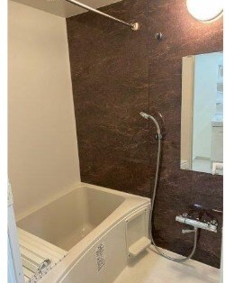 物件内観写真2　(追い焚き機能、浴室乾燥機付きバス。)