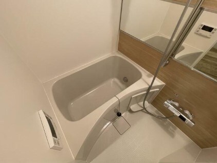 物件内観写真4　(追い焚き機能、浴室乾燥機付きバス。)