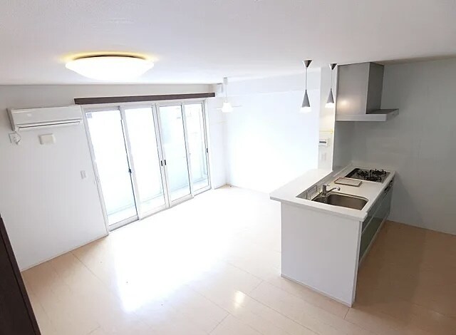 物件内観写真2　(15.5帖のきれいなLDK。)