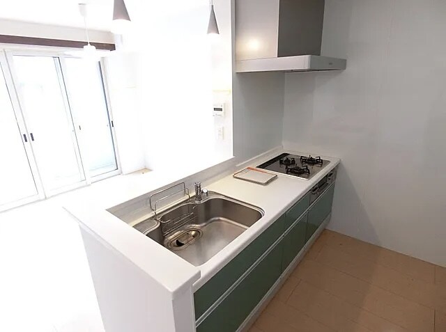 物件内観写真3　(グリル付き３口コンロ。)