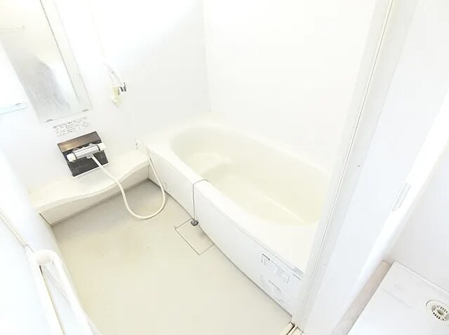 物件内観写真4　(追い焚き機能、浴室乾燥機付きバス。)