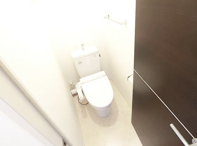 物件内観写真5　(温水洗浄便座。)