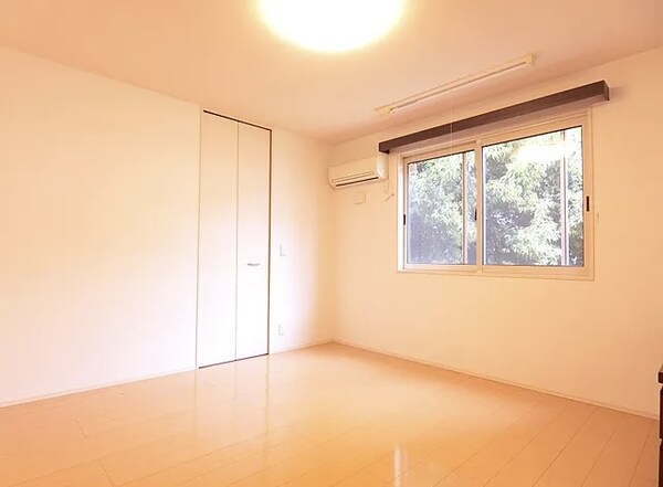 寝室(きれいなフローリング。)