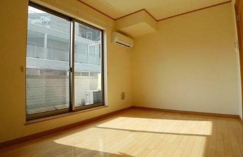 物件内観写真2　(6.3帖のきれいな洋室。)