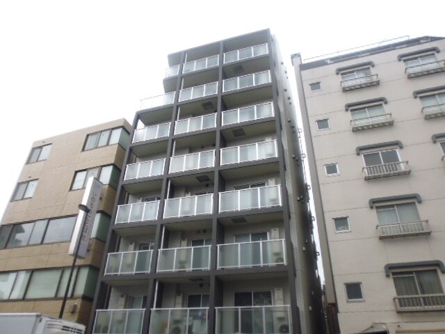 物件外観写真1　(鉄筋コンクリート造のがっちりとした建物。)