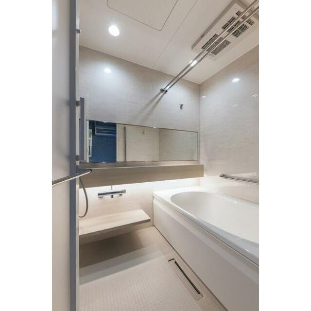 物件内観写真5　(追い焚き機能、浴室乾燥機付きバス。)