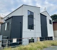 物件外観写真1　(落ち着いた雰囲気。)