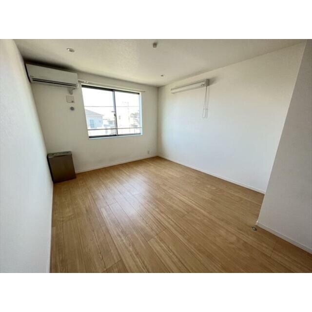 物件内観写真2　(8.2帖のきれいな洋室。)