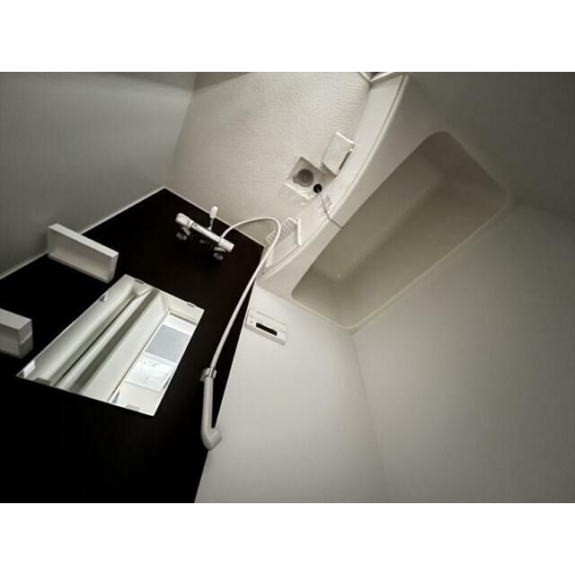 物件内観写真4　(追い焚き機能、浴室乾燥機付きバス。)