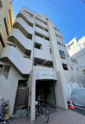 物件外観写真1　(鉄筋コンクリート造のがっちりとした建物。)