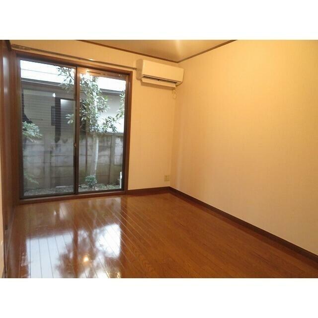 物件内観写真2　(明るい洋室！)