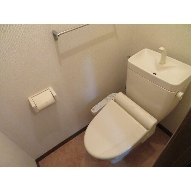 物件内観写真5　(温水洗浄便座。)