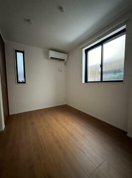 物件内観写真2　(明るい洋室！)