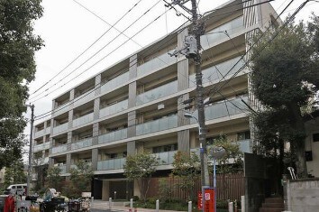 物件外観写真1　(鉄筋コンクリート造のがっちりとした建物。)