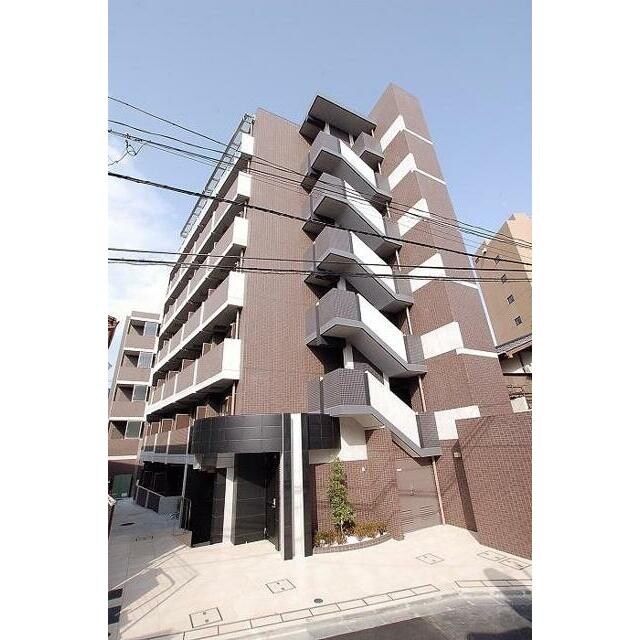 物件外観写真1　(鉄筋コンクリート造のがっちりとした建物。)