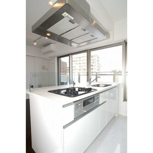 物件内観写真4　(グリル付き３口コンロ。)