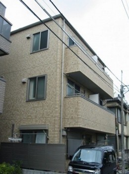 物件外観写真1　(鉄骨造のがっしりした建物。)