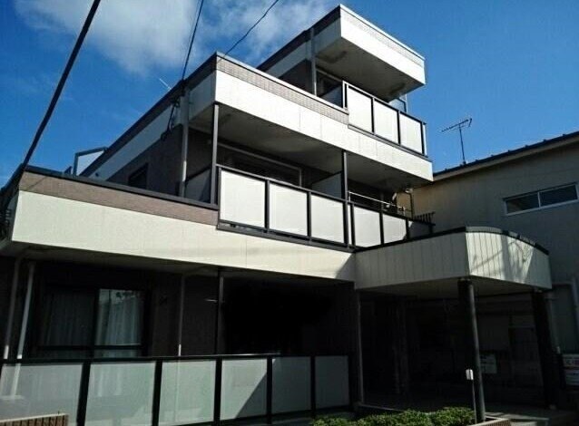 物件外観写真1　(鉄骨造のがっちりとした造り。)