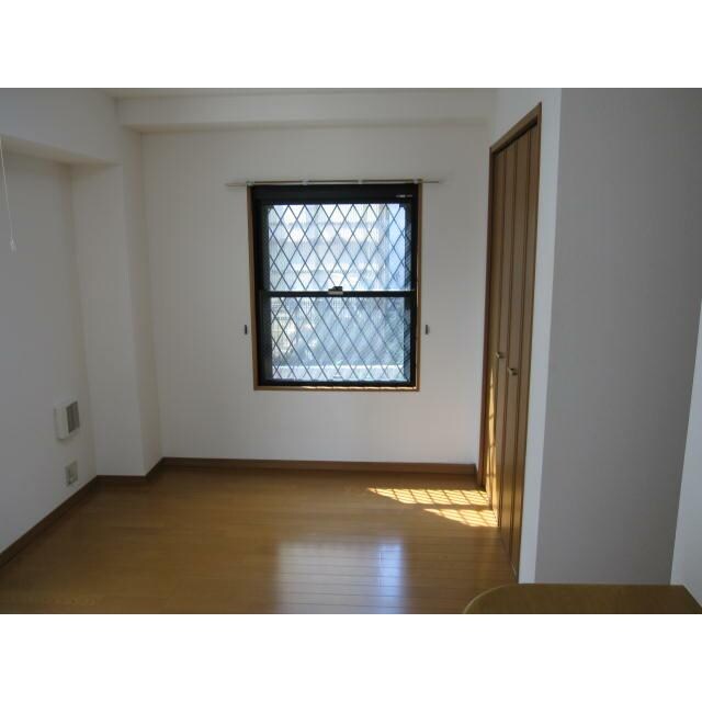 物件内観写真2　(10.2帖のきれいな洋室。)
