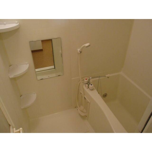 物件内観写真4　(浴室乾燥機付きバス。)