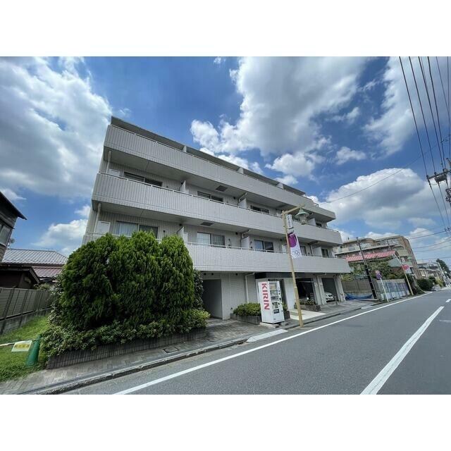 物件外観写真1　(鉄筋コンクリート造のがっしりした建物。)