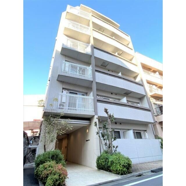 物件外観写真1　(鉄筋コンクリート造のがっちりとした建物。)