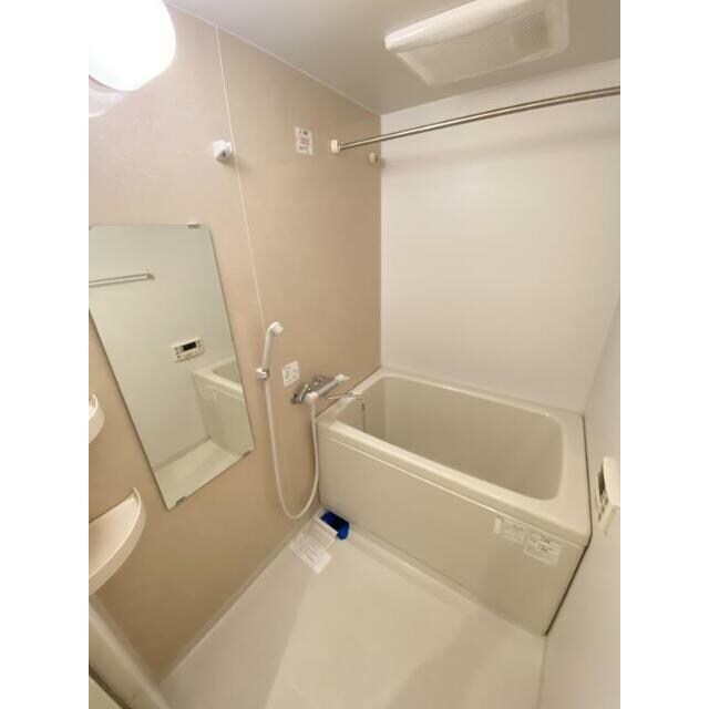 物件内観写真5　(浴室乾燥機付きバス。)