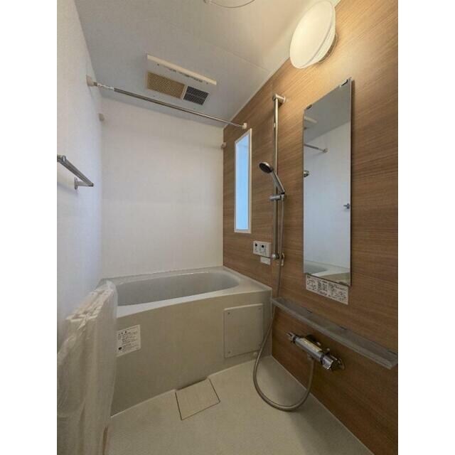 物件内観写真4　(追い焚き機能、浴室乾燥機付きバス。)