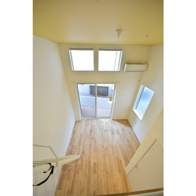 物件内観写真2　(明るい洋室！)