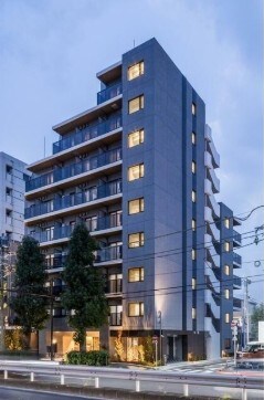 物件外観写真1　(鉄筋コンクリート造のがっちりとした建物。)