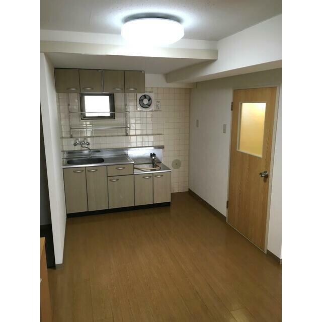 物件内観写真2　(8.0帖のきれいなDK。)